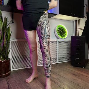 Homme Noir Ornemental tatouage sur Cuisse #84111 | Artiste tatoueur Aleksandr Dvoryanov