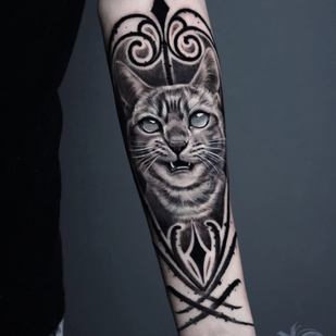 Homme Noir et Gris Réalisme tatouage sur Avant-bras #86201 | Artiste tatoueur Anastasiya Yusupova CAT_KABUKI