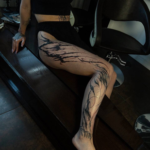 Femme Noir Lettrage tatouage sur Jambe #87027 | Artiste tatoueur Denis Piligrim