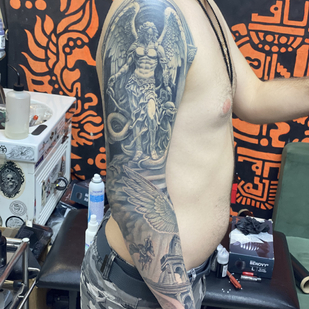 Homme Noir et Gris Réalisme tatouage sur Manche #88116 | Artiste tatoueur Evgeniy Bobin