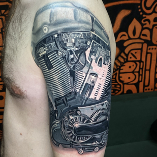 Homme Noir et Gris Réalisme tatouage sur Épaule #88134 | Artiste tatoueur Evgeniy Bobin