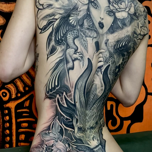 Femme Noir et Gris Style d'Auteur tatouage sur Dos #88142 | Artiste tatoueur Evgeniy Bobin