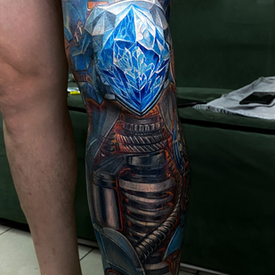 Homme Couleur Biomecanique tatouage sur Jambe #88144 | Artiste tatoueur Evgeniy Bobin