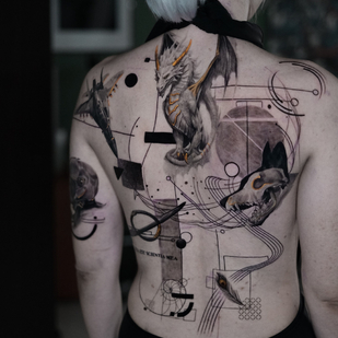 Femme Noir et Gris Micro-réalisme tatouage sur Dos #85003 | Artiste tatoueur Kirill Antique