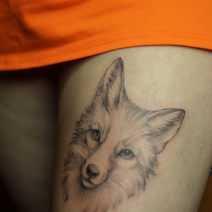 Femme Noir Graphique tatouage sur Cuisse #84843 | Artiste tatoueur Kristina Suhushina