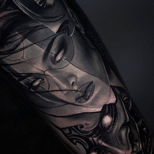 Homme Noir et Gris Réalisme tatouage sur Épaule #89142 | Artiste tatoueur Lera Valer_eva