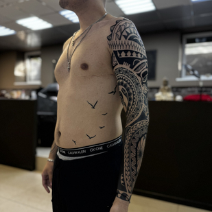 Homme Noir Polynésien tatouage sur Manche #87049 | Artiste tatoueur Maxim Parhomenko