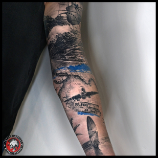 Homme Noir et Gris Trash Polka tatouage sur Manche #88619 | Artiste tatoueur Mihail Strogiy