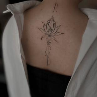 Femme Noir Fineline tatouage sur Dos #88684 | Artiste tatoueur Sergeeva Tattoo