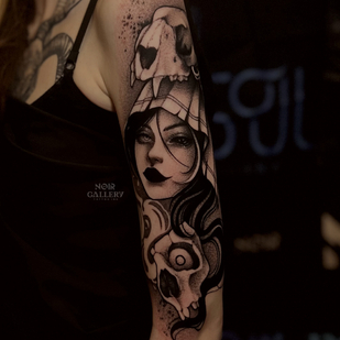 Femme Noir Blackwork tatouage sur Épaule #86269 | Artiste tatoueur Nastya Alistratova