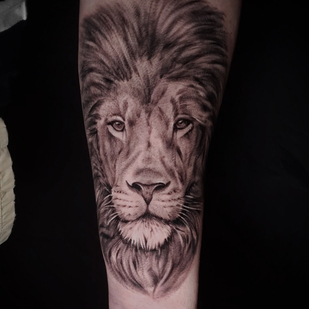 Homme Noir et Gris Réalisme tatouage sur Avant-bras #85929 | Artiste tatoueur Nataliya Guk