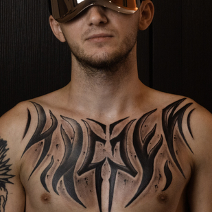 Homme Noir Lettrage tatouage sur Poitrine #85460 | Artiste tatoueur Nikita Kasatkin