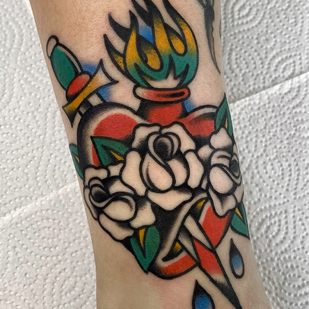 Femme Couleur  tatouage sur Tibia #88734 | Artiste tatoueur Nikita Radeckiy