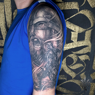 Homme Noir et Gris Réalisme tatouage sur Épaule #88197 | Artiste tatoueur Nikolay Kombarov