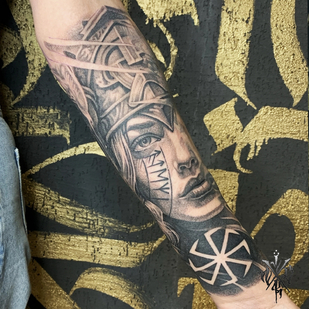 Femme Noir et Gris Réalisme tatouage sur Avant-bras #88198 | Artiste tatoueur Nikolay Kombarov