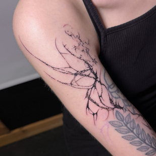 Femme Noir Dotwork tatouage #87101 | Artiste tatoueur Olga Glotova