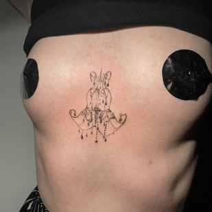 Femme Noir Dotwork tatouage sur Poitrine #87122 | Artiste tatoueur Olga Glotova