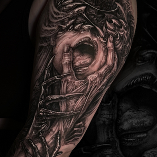 Femme Noir et Gris Réalisme tatouage sur Épaule #90717 | Artiste tatoueur Sergey Batov