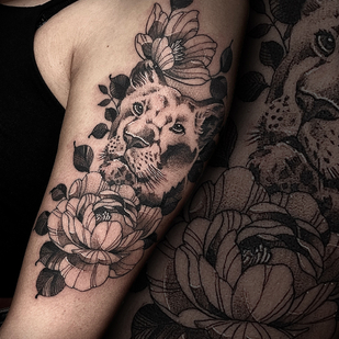 Femme Noir et Gris Graphique tatouage sur Épaule #87875 | Artiste tatoueur Sergey Martynov