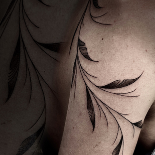 Femme Noir et Gris  tatouage sur Épaule #87884 | Artiste tatoueur Sergey Martynov