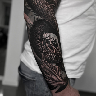 Homme Noir et Gris  tatouage sur Manche #85489 | Artiste tatoueur Sergey Pahabov