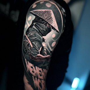 Homme Noir et Gris Réalisme tatouage sur Épaule #85491 | Artiste tatoueur Sergey Pahabov