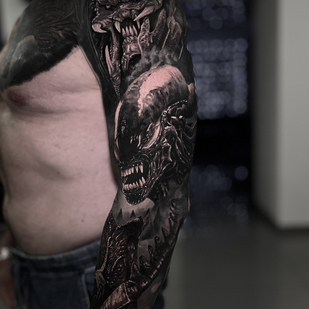 Homme Noir et Gris  tatouage sur Manche #85492 | Artiste tatoueur Sergey Pahabov