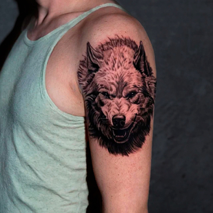 Homme Noir et Gris Réalisme tatouage sur Épaule #87642 | Artiste tatoueur Sergey Proshkin