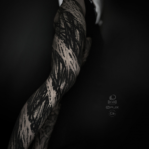 Homme Noir et Gris  tatouage sur Jambe #84787 | Artiste tatoueur Sergey Tymkiv