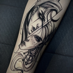 Femme Noir et Gris Graphique tatouage sur Avant-bras #86304 | Artiste tatoueur Ulya Aubhoov