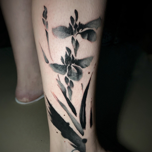Femme Noir et Gris Aquarelle tatouage sur Tibia #86308 | Artiste tatoueur Ulya Aubhoov