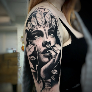 Femme Noir et Gris Néo-traditionnel tatouage sur Épaule #86313 | Artiste tatoueur Ulya Aubhoov