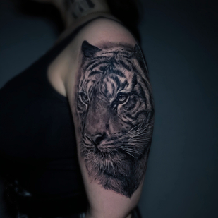Noir et Gris Réalisme tatouage #87977 | Artiste tatoueur Victoria Ziman