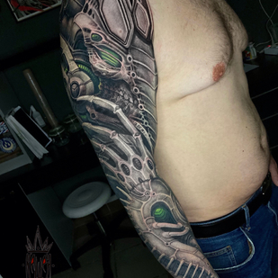 Homme Noir Biomecanique tatouage sur Manche #87386 | Artiste tatoueur Vitaliy Kanaschenkov