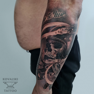 Homme Noir et Gris Réalisme tatouage sur Avant-bras #87665 | Artiste tatoueur Vladimir Kovalevskiy