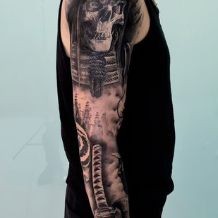 Homme Noir et Gris Réalisme tatouage sur Manche #87671 | Artiste tatoueur Vladimir Kovalevskiy