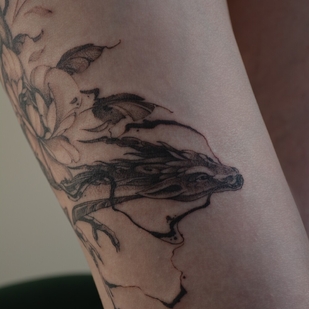 Femme Noir Graphique tatouage sur Cuisse #94800 | Artiste tatoueur Sergeeva Tattoo
