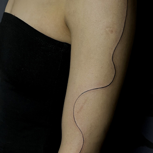 Femme Noir Linework tatouage #95698 | Artiste tatoueur Perforator Tattoo Studio