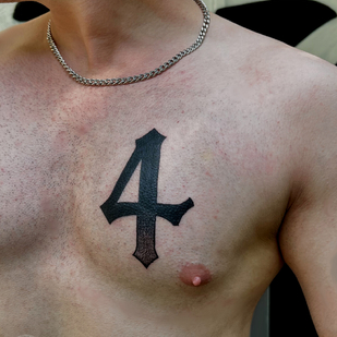 Homme Noir et Gris Lettrage tatouage sur Poitrine #96823 | Artiste tatoueur Perforator Tattoo Studio