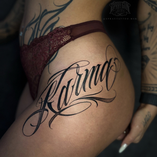 Femme Noir Lettrage tatouage sur Jambe #91225 | Artiste tatoueur Spray Gun