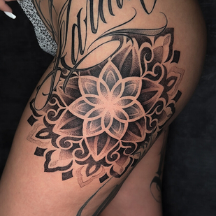 Femme Noir Dotwork tatouage sur Jambe #92616 | Artiste tatoueur Spray Gun