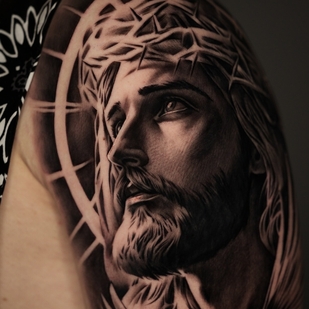 Homme Noir Réalisme tatouage sur Épaule #95158 | Artiste tatoueur Spray Gun