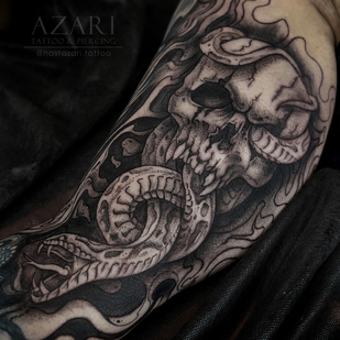 Femme Noir Whipshading tatouage sur Épaule #91263 | Artiste tatoueur Anastasiya Azari