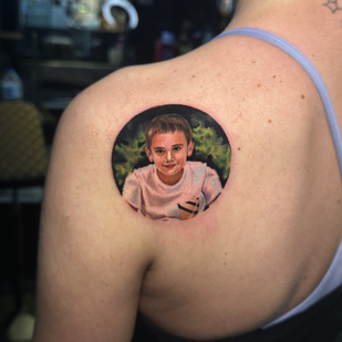 Femme Couleur Micro-réalisme tatouage sur Dos #91328 | Artiste tatoueur Artem Sachko