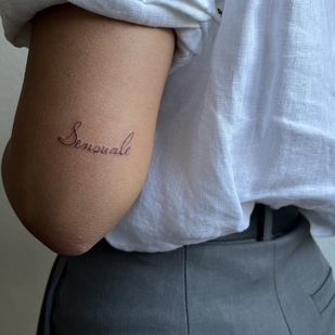 Femme Noir Lettrage tatouage #91683 | Artiste tatoueur Elvira Volodarskaya