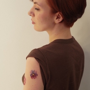 Femme  Réalisme tatouage sur Épaule #99774 | Artiste tatoueur Polina Red Head