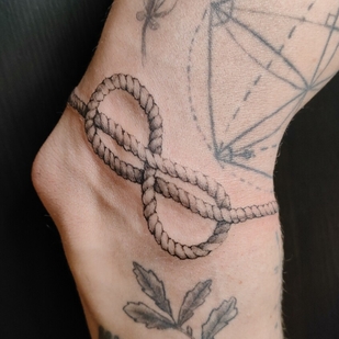 Homme Noir et Gris Graphique tatouage sur Épaule #92654 | Artiste tatoueur Anna Chepusenko