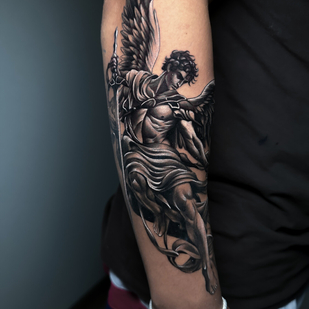 Homme Noir et Gris Réalisme tatouage sur Avant-bras #102714 | Artiste tatoueur Daniel Escalante