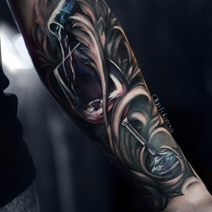 Homme Noir et Gris Style d'Auteur tatouage sur Avant-bras #101877 | Artiste tatoueur Olga Tokareva