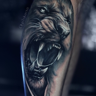 Noir et Gris Réalisme tatouage sur Tibia #101896 | Artiste tatoueur Olga Tokareva